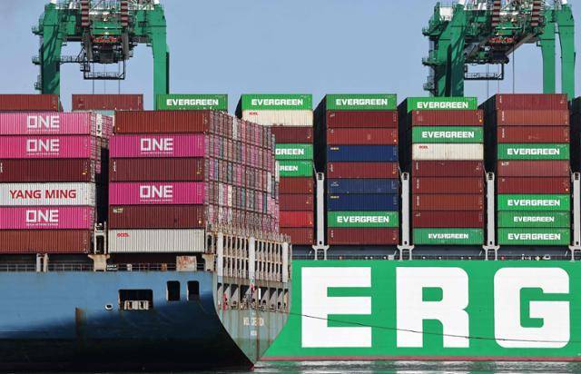 지난달 25일 미국 캘리포니아 로스앤젤레스 항구에 컨테이너가 선적되고 있다. 로스앤젤레스=AFP 연합뉴스