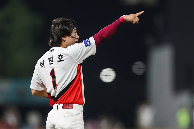 3일 광주 SSG전에서 8회 까다로운 타구를 처리한 뒤 환호하는 박찬호. KIA 제공