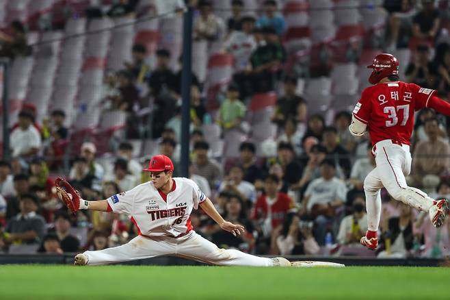 3일 광주 SSG전 8회 다리를 찢어 박찬호의 송구를 받아내는 오선우. KIA 제공