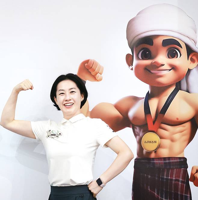 IFBB 아시아보디빌딩·피트니스선수권대회 여자 대표팀 감독으로 참가한 우주연 교수가 대회 마스코트 옆에서 기념 사진을 찍었다. 백정현 작가