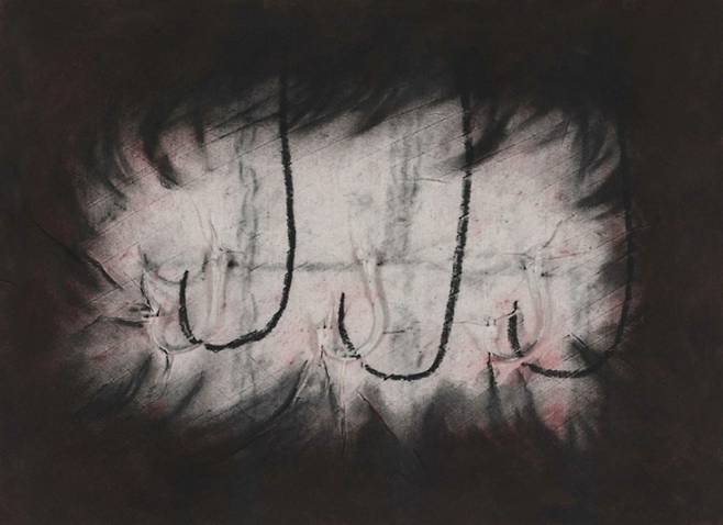 양희윤 作 ‘춤을 추기 전에 깍지를 끼면 안 돼?’ (2025, MDF, 낚시바늘, 천, 파스텔, 목탄, 30x40cm)