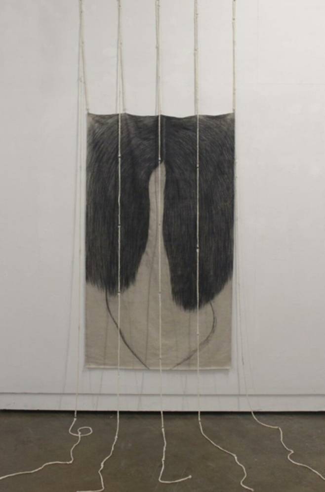 양희윤 作 ‘너의 옆구리를 찌르면 분수대가 튀어나왔다’ (2025, 광목천에 목탄, 아사천, 오링, 가변설치)