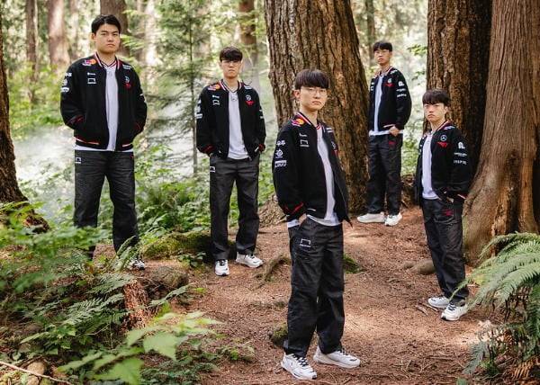 T1 선수단의 모습. 왼쪽부터 '구마유시' 이민형, '오너' 문현준, '페이커' 이상혁, '도란' 최현준, '케리아' 류민석 (라이엇게임즈 제공)