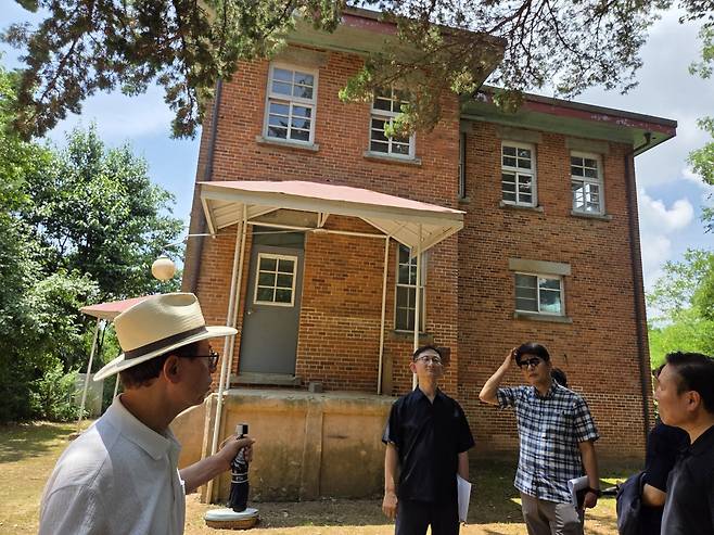 서만철 한국선교유적연구회장(왼쪽)이 현재 유일하게 남은 중학동 선교사 가옥 앞에서, 사라진 다른 선교사 사택들의 역사적 가치와 보존의 중요성을 강조하고 있다.