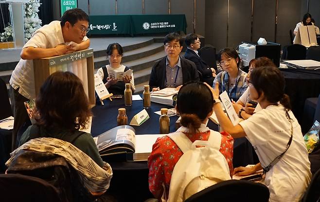 한국녹색구매네트워크(KGPN: Korea Green Purchasing Network) ‘올해의 녹색상품선정위원회(공동선정위원장 전인수, 한승호)’가 200여명의 소비자투표단이 참여한 ‘소비자가 직접 뽑은 2025 대한민국 올해의 녹색상품(약칭: 올녹상)’ 선정을 위한 투표를 3일 서울 서초구 더 리버사이드 호텔에서 진행했다. 기업과 소비자가 라운드 테이블 미팅을 진행하고 있다. 사진=한국녹색구매네트워크