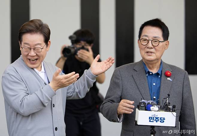 경청투어에 나선 이재명 더불어민주당 대통령 후보가 11일 오후 전남 해남군 군민광장 야외공연장에서 박지원 의원을 소개하고 있다. 2025.5.11/뉴스1 Copyright (C) 뉴스1. All rights reserved. 무단 전재 및 재배포, AI학습 이용 금지.