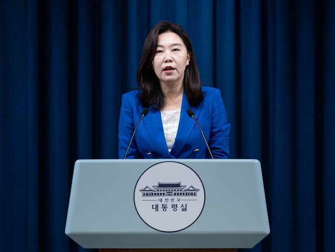 대통령실이 4일 여야의 추가경정예산(추경) 협상이 결렬된 것과 관련해 민생경제 살리는데 뜻을 합쳐줬으면 한다고 밝혔다. 강유정 대통령실 대변인이 4일 서울 용산구 대통령실 청사에서 부산 화재 사망사고 관련 브리핑을 하고 있다. /사진=뉴스1
