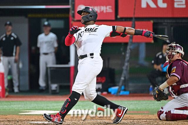 3일 경기도 수원 KT위즈파크에서 열린 '2025 신한 SOL BANK KBO리그' 키움 히어로즈와 KT 위즈 경기. KT 로하스가 5회말 1사 1루 투런포를 치고 있다. 로하스는 이번 홈런으로 외국인선수 통산 최다 홈런 신기록를 세웠다./수원=한혁승 기자