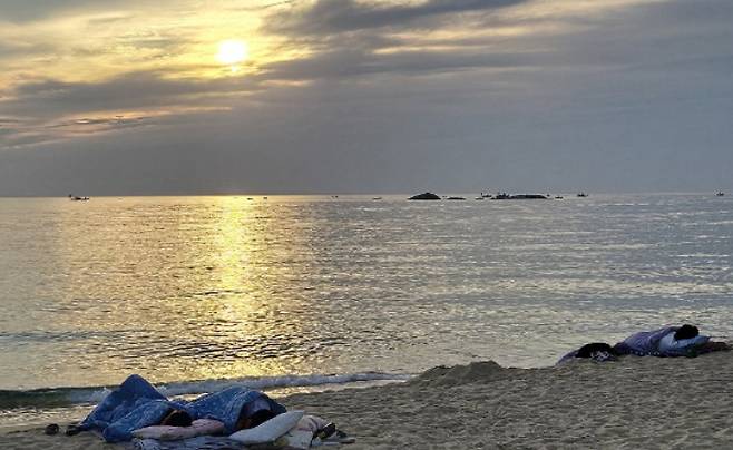 강원 동해안에 열대야가 지속되면서 더위를 피해 해변 백사장으로 나온 시민들. 연합뉴스