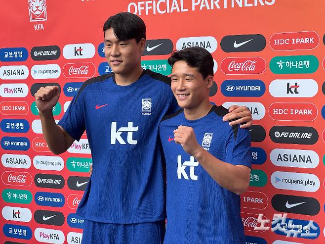 어깨동무한 이호재와 이태석. 김조휘 기자