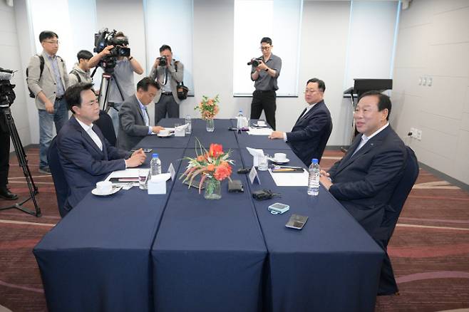 지난달 19일 세종에서 모임을 갖고 '해수부 부산 이전' 등 충청권 현안을 두고 의견을 나눈 충청권 시도지사들. 세종시 제공