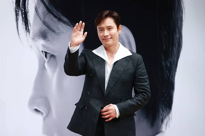 배우 이병헌이 4일 오후 경기도 부천시 현대백화점 중동점에서 열린 제29회 부천국제판타스틱영화제 배우 특별전 '더 마스터: 이병헌' 기자회견에서 포즈를 취하고 있다. 연합뉴스