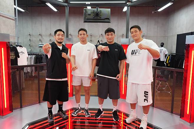 지난 3일 서울 성동구 UFC SPORT 성수점에서 열린 코리안 뉴웨이브 팬 사인회에 참석한 유주상(사진 맨 오른쪽부터), 이창호, 박현성, 유수영. UFC 제공