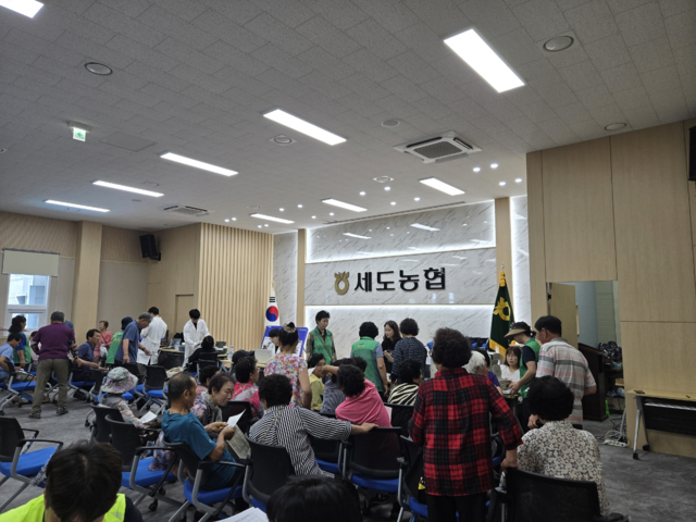 충남 부여 세도농협(조합장 조남엽)이 3일 농산물산지유통센터(APC)에서 운영한 ‘농촌 왕진버스’에 온 주민들이 의료 서비스를 받고 있다.