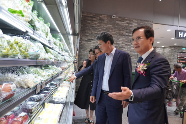 황인국 충남 청양 정산농협 조합장(오른쪽부터)이 김돈곤 청양군수와 함께 2일 개점한 정산농협 먹거리상생센터 및 하나로마트를 둘러보고 있다.