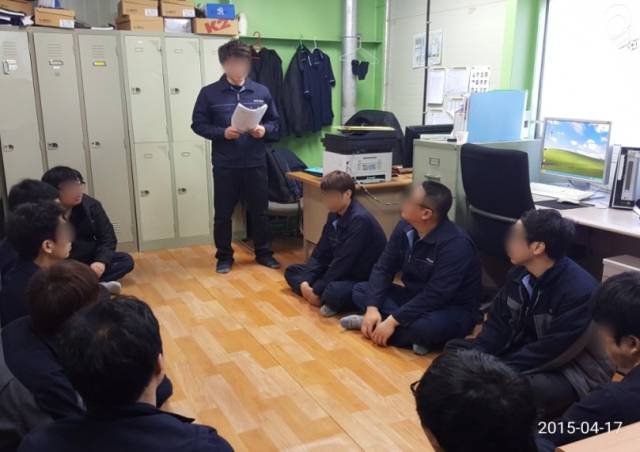 ▲2017년경 새 사무실이 마련되기 전의 사무실 전경. 공간이 좁아 책상, 의자를 넣을 수 없어 바닥에 앉아 회의했다. ⓒ한전KPS비정규직지회