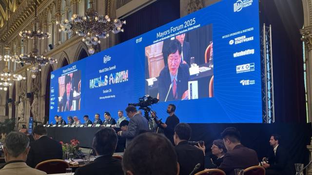 ▲ 윤동욱 전주시부시장은 지난 2일부터 4일까지 오스트리아 비엔나에서 열린 ‘2025 세계도시 정상회의(World Cities Summit) 시장포럼’에 참석해 세계 정상급 도시들과 함께 지속 가능한 도시의 미래를 고민하는 자리를 가졌다. ⓒ전주시