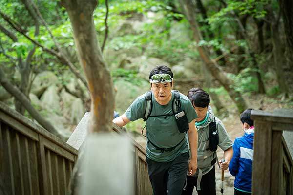 범어사 계곡길은 돌계단과 나무계단으로 이뤄진 가파른 오르막이다.