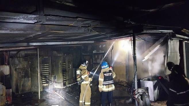 소방당국이 청송의 한 주택에 난 불을 진화하고 있다. 경북소방본부 제공