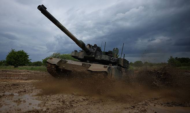 폴란드군 K-2 전차기 험지 기동훈련을 하고 있다. 세계일보 자료사진