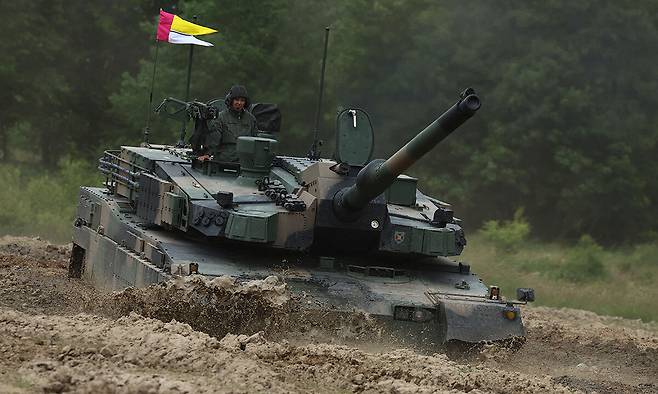 폴란드군 K-2 전차기 야외 기동훈련을 하면서 진창을 벗어나고 있다. 로이터통신