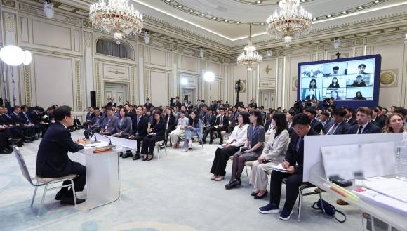 ‘지역 풀뿌리 언론’과 대화 - 이재명 대통령이 3일 청와대 영빈관에서 기자회견을 진행하던 중 화상으로 참여한 ‘지역 풀뿌리 언론’ 소속 언론인의 질문을 듣고 있다. 뉴시스