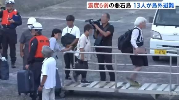 일본 가고시마현 도카라 열도에 위치한 섬인 아쿠세키시마의 주민 13명이 4일 페리를 타고 섬을 떠나 가고시마시로 대피했다. 자료 : 일본 TBS뉴스 유튜브