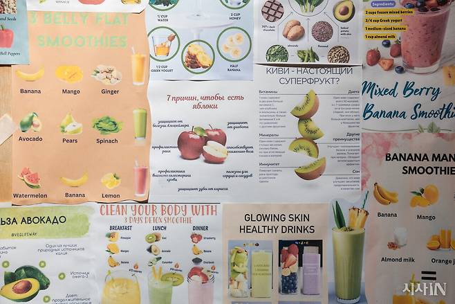 자이언 국제학교 매점에 러시아어와 영어로 된 메뉴판이 붙어 있다. ⓒ시사IN 신선영