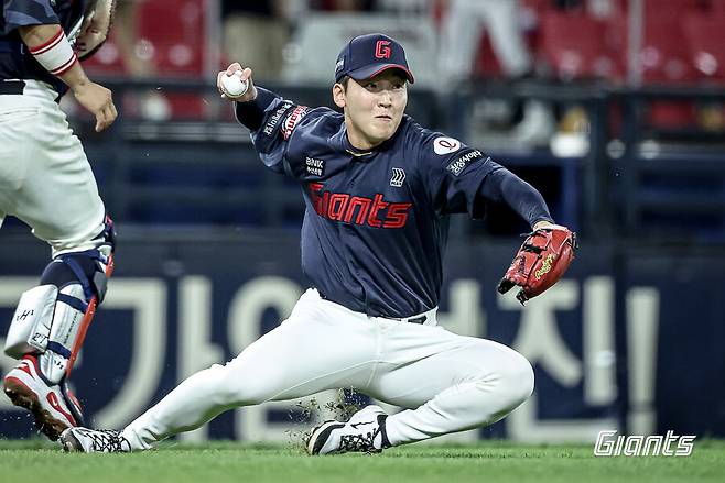 ▲ 3연투 투지를 발휘했지만 결국 팀의 리드를 지켜내지 못한 최준용 ⓒ롯데자이언츠