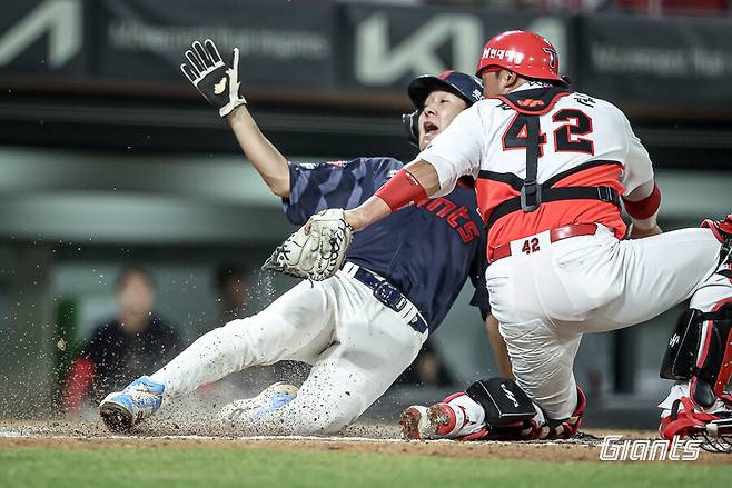 ▲ 7회 동점을 만드는 나승엽의 슬라이딩 ⓒ롯데자이언츠