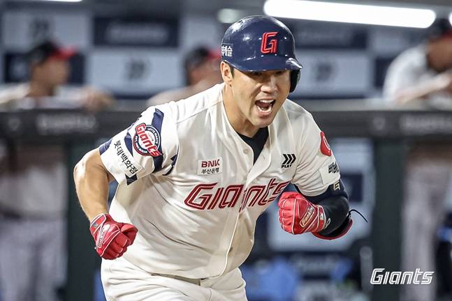 롯데 전준우가 3일 사직 LG전에서 8회말 2타점 2루타를 치고 환호하고 있다. /사진=롯데 자이언츠 제공