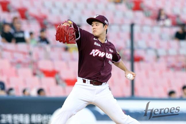 정현우가 투구를 펼치고 있다. /사진=키움 히어로즈 제공