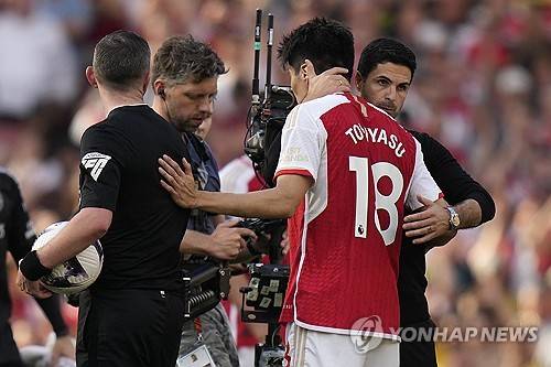 영국 공영방송 BBC는 4일(한국시간) 일본 수비수 도미야스 다케히로가 아스널과 상호 계약 해지에 합의해 구단을 떠날 예정이라고 보도했다. 2021년부터 아스널에서 뛴 도미야스는 부상이 잦았고 지난 시즌 무릎 부상으로 인해 6분만 뛰었다. 도미야스와의 계약은 2026년 6월에 만료될 예정이었으나 아스널은 이번 여름 도미야스와 결별하기로 결정했다. 연합뉴스