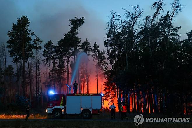 독일 동부 산불 (고리슈하이데 로이터=연합뉴스) 3일(현지시간) 독일 동부 지역에서 발생한 산불 진압하는 소방대원들. 2025.07.04