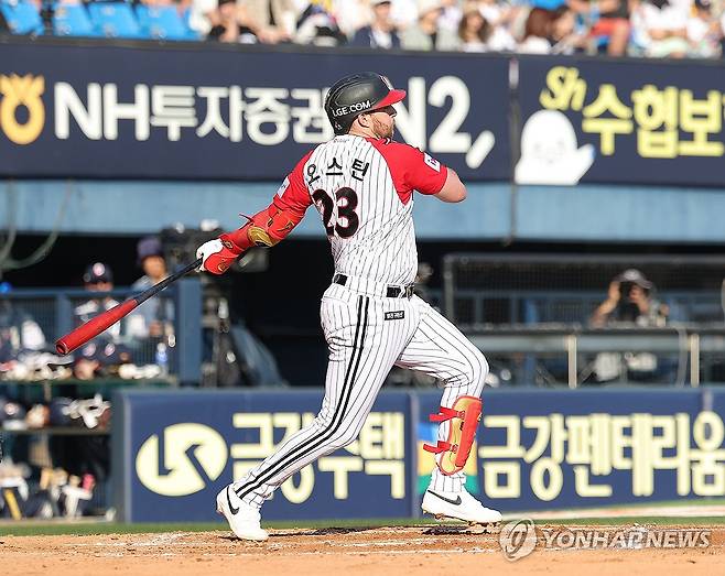 오스틴 안타 (서울=연합뉴스) 류영석 기자 = 22일 잠실야구장에서 열린 프로야구 2025 KBO리그 두산 베어스와 LG 트윈스의 경기.
2회말 1사 1루 상황에서 LG 오스틴이 안타를 치고 있다. 2025.6.22 ondol@yna.co.kr