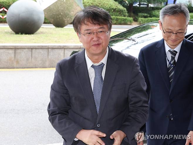 첫 출근하는 김태훈 서울남부지검장 (서울=연합뉴스) 이진욱 기자 = 김태훈 신임 서울남부지검장이 4일 서울 양천구 서울남부지방검찰청으로 출근하고 있다. 2025.7.4 cityboy@yna.co.kr