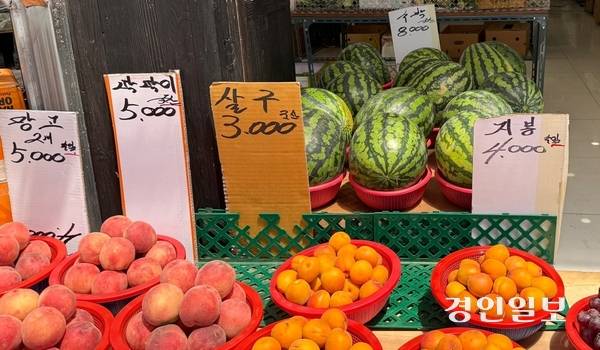 수원시내 한 과일가게에서 수박을 비롯해 다양한 제철과일을 판매하고 있다. 2025.7.2 /윤혜경기자 hyegyung@kyeongin.com