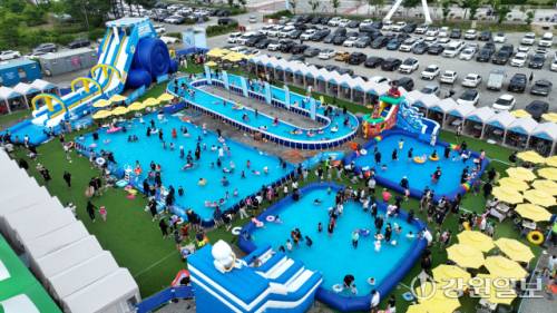 ◇5일 송암스포츠타운 에어돔 인근 특설행사장에서 개장한 2025 춘천썸머워터페스티벌에서 시민들이 물놀이하며 더위를 식히고 있다. 썸머 워터 페스티벌은 다음달 3일까지 이어지며 평일은 10~17시까지 주말은 10시~20시까지 열린다. 신세희기자