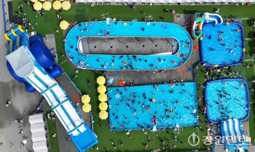 ◇5일 송암스포츠타운 에어돔 인근 특설행사장에서 개장한 2025 춘천썸머워터페스티벌에서 시민들이 물놀이하며 더위를 식히고 있다. 썸머 워터 페스티벌은 다음달 3일까지 이어지며 평일은 10~17시까지 주말은 10시~20시까지 열린다. 신세희기자