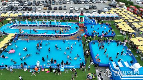 ◇5일 송암스포츠타운 에어돔 인근 특설행사장에서 개장한 2025 춘천썸머워터페스티벌에서 시민들이 물놀이하며 더위를 식히고 있다. 썸머 워터 페스티벌은 다음달 3일까지 이어지며 평일은 10~17시까지 주말은 10시~20시까지 열린다. 신세희기자