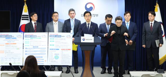 김민재 행정안전부장관 직무대행이 5일 정부서울청사 브리핑룸에서 민생회복 소비쿠폰 1차 지급계획을 발표하고 있다. 정부는 7월 21일부터 9월 12일까지 1차로 전 국민에 최소 15만에서 최대 45만원 상당의 소비쿠폰을 지급 후 소득 선별 절차를 거쳐 9월 22일부터 국민의 90%에 10만원을 추가로 지급할 예정이다. 연합뉴스