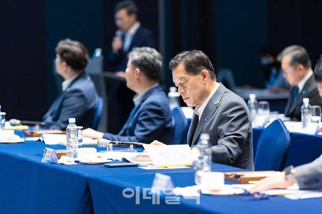 지난 4일 라마자프라자 수원호텔에서 열린 수원시 당정 정책간담회에서 이재준 수원특례시장이 준비된 자료를 훑어보고 있다.(사진=수원시)