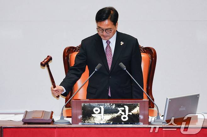 우원식 국회의장이 4일 오후 서울 여의도 국회에서 열린 제426회국회(임시회) 제5차 본회의에서 2025년도 제2회 추가경정예산안을 상정하고 있다. 2025.7.4/뉴스1 ⓒ News1 안은나 기자