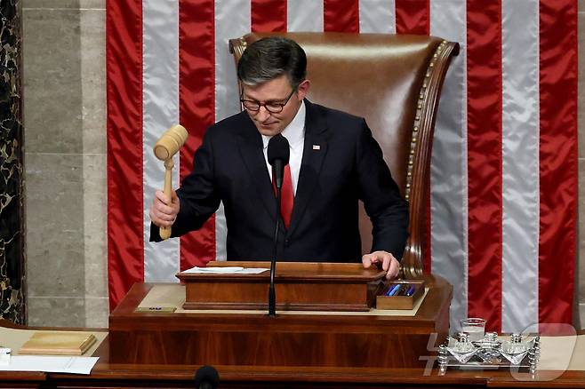 마이크 존슨 미국 의회 하원의장이 3일(현지시간) 미국 워싱턴DC 국회의사당에서 도널드 트럼프 미국 대통령의 감세 및 지출안을 담은 '하나의 크고 아름다운 법안'(One Big Beautiful Bill Act)의 가결을 선포하고 있다. 2025.07.03 ⓒ 로이터=뉴스1 ⓒ News1 류정민 특파원