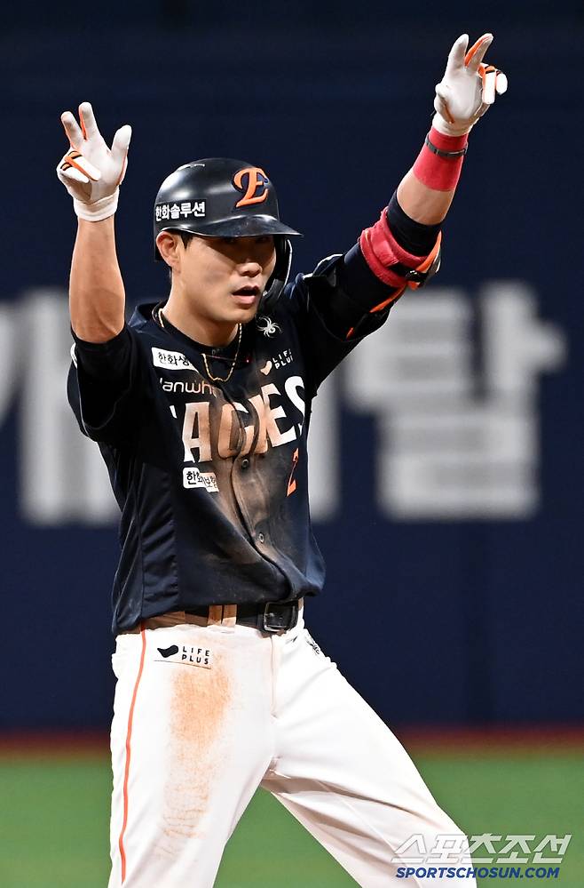 4일 고척스카이돔에서 열린 한화와 키움의 경기, 3회초 1사 1루 심우준이 2루타를 치고 기뻐하고 있다. 고척=허상욱 기자wook@sportschosun.com/2025.07.04/