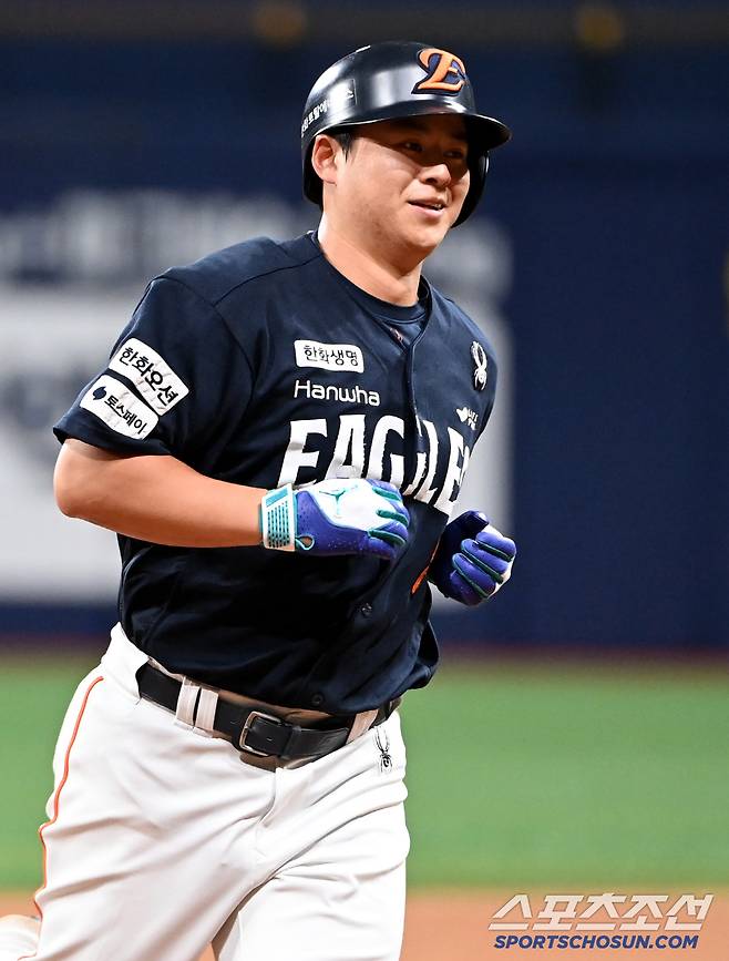 4일 고척스카이돔에서 열린 한화와 키움의 경기, 9회초 노시환이 역전 솔로홈런을 치고 미소짓고 있다. 고척=허상욱 기자wook@sportschosun.com/2025.07.04/