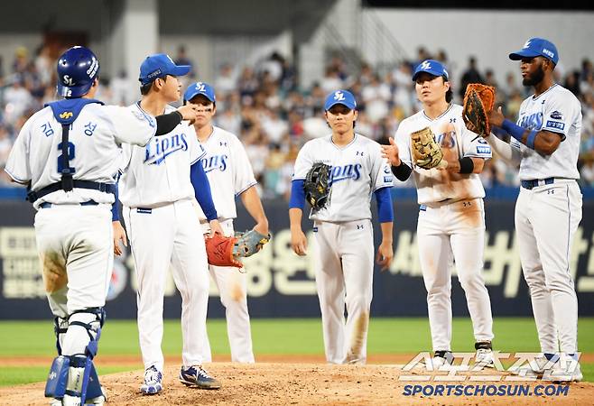 투수 교체 직전 마운드에 모두 무인 야수들은 이승현을 향해 박수를 보냈다.