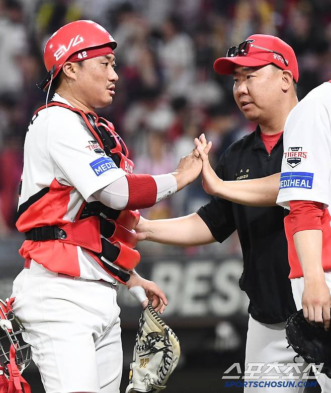 4일 광주 기아 챔피언스필드에서 열린 롯데-KIA전. KIA가 8회 대역전극을 펼치며 7대5로 승리했다. 이범호 감독이 김태군을 맞이하고 있다. 광주=정재근 기자 cjg@sportschosun.com/2025.7.4/
