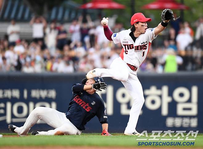 베이스 왼쪽으로 슬라이딩을 시작한 박찬형과 박찬호가 아슬아슬하게 충돌을 피하는 모습.