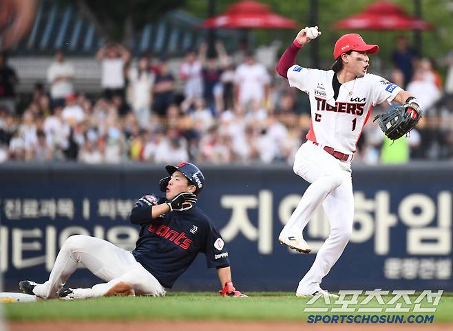 노련한 박찬호가 중심을 잃지 않고 1루 송구를 마무리했다.